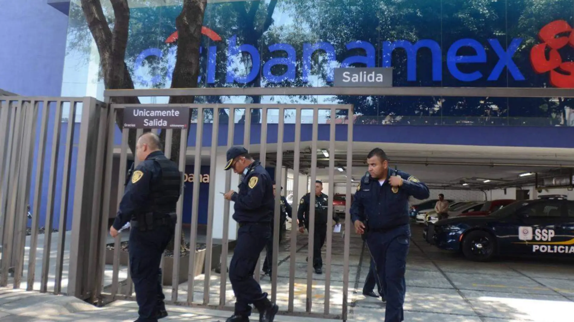 POLICIAS VIGILANDO BANCOS. ARCHIVO LUIS BARRERA LA PRENSA (2)